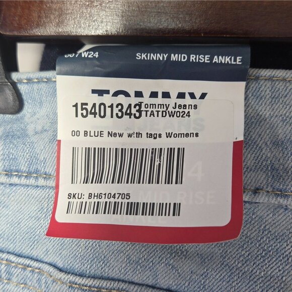 NWT Tommy Hilfiger Women's Logo Mid-Rise Skinny Jeans - Picture 3 of 6